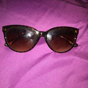 Cat eye cut sunglasses