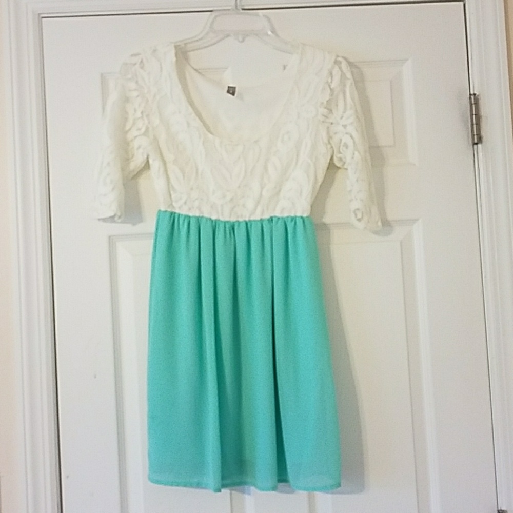 Boutique dress! White lace + mint green