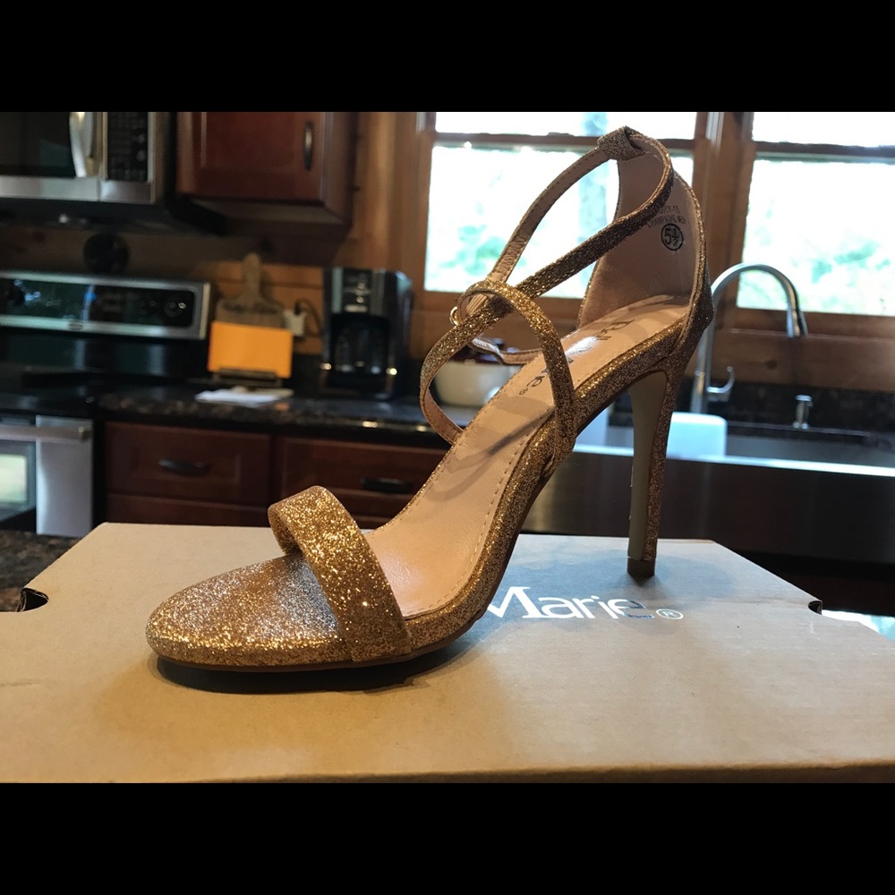 Bella Marie Gold Heels 5.5