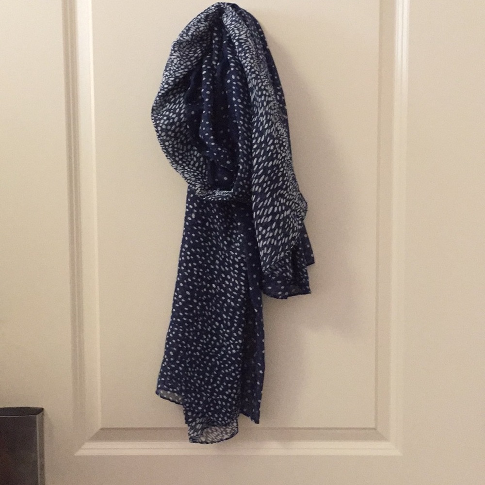 Scarf with dots