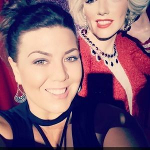 Meet your Posher, Lora