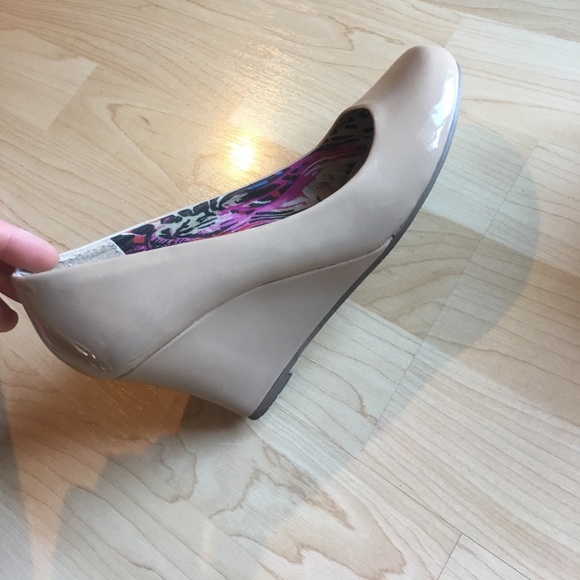 Steve Madden beige heels. - Picture 2 of 4