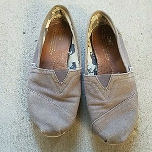 Gray toms