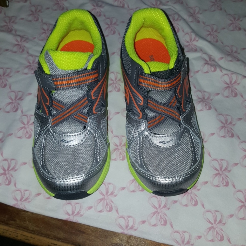 Boy's tennis shoe