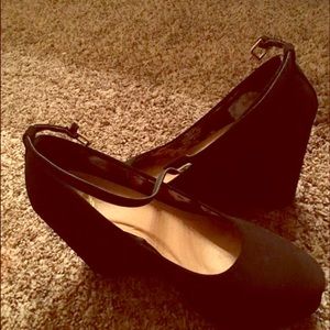 Black wedges