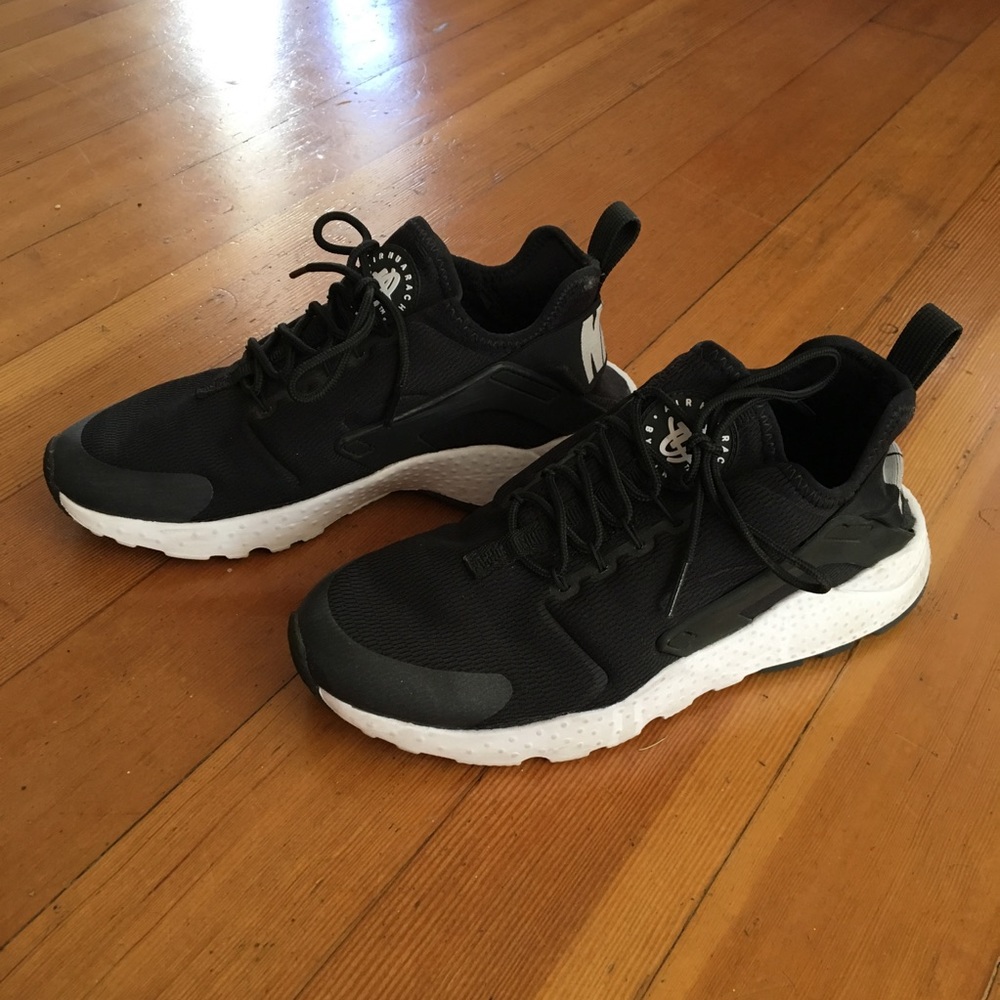 Nike Air Huarache / Women's Size 7 / Black & White