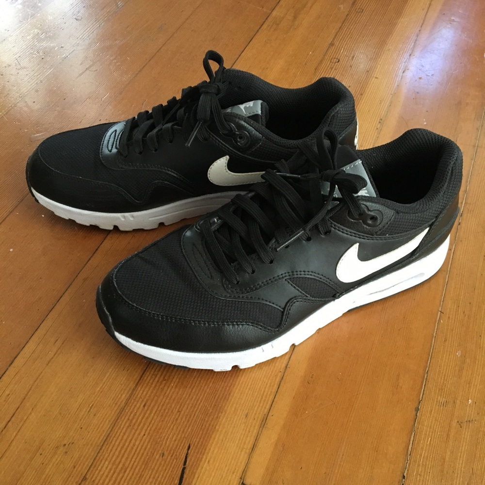 Nike Air Max 1 Ultra Essential / Women's 7 / Black