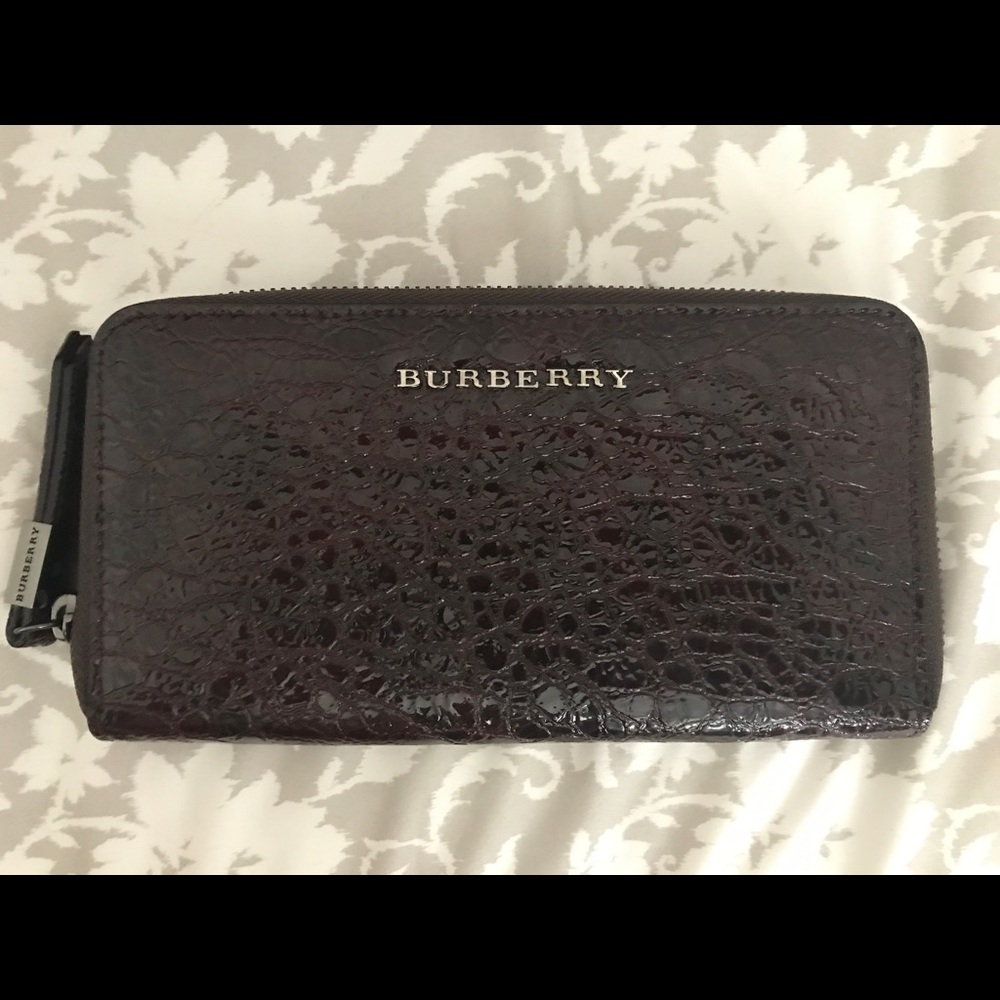 Burberry zip around Wallet