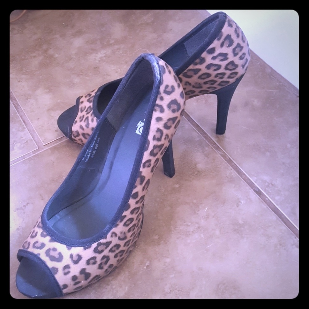 Leopard print peep toe size 6