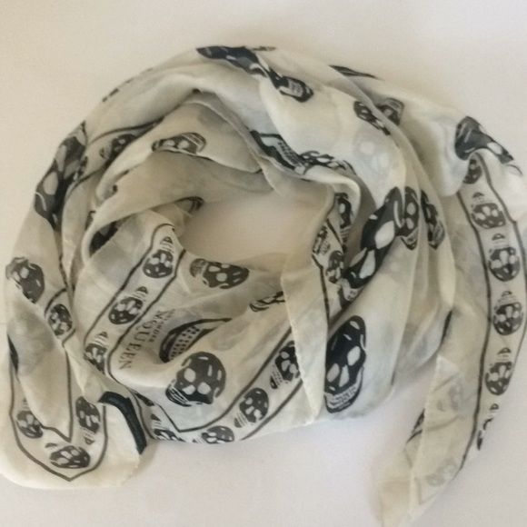Alexander McQueen Accessories - Alexander McQueen Silk Skull scarf