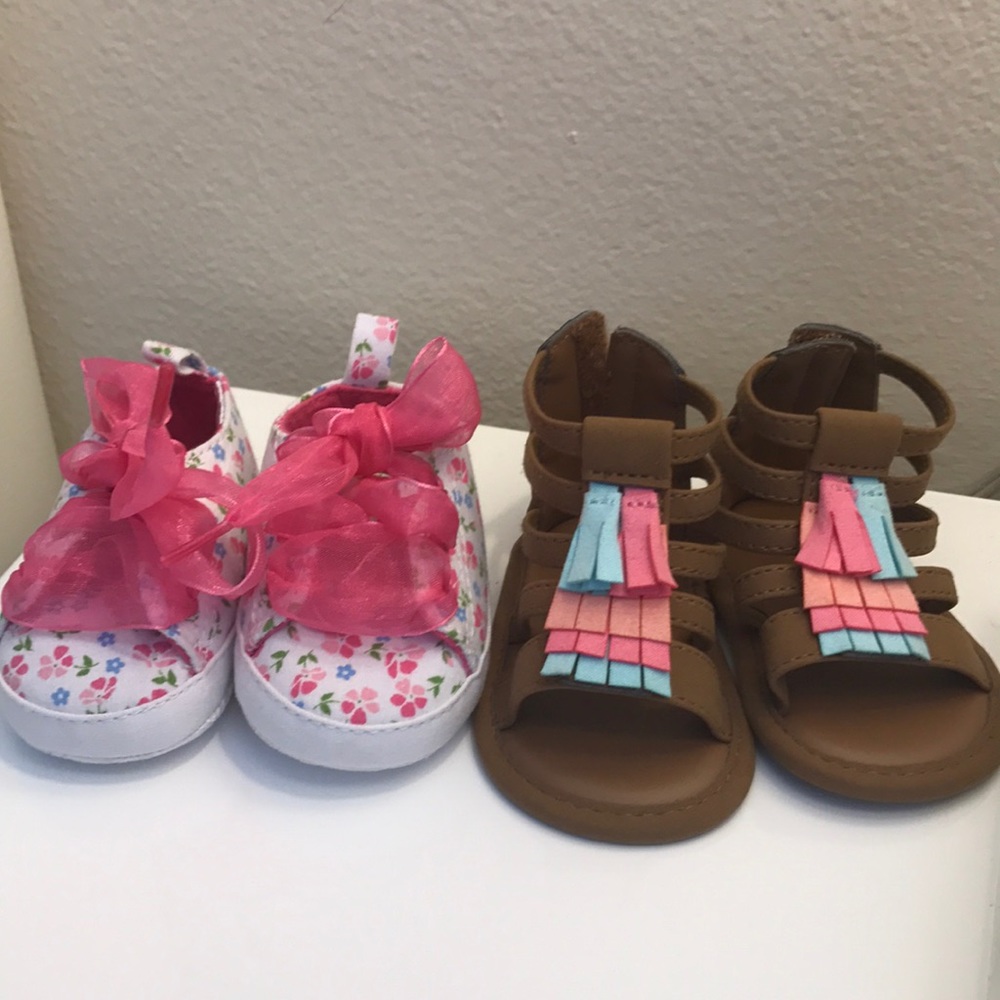 2x baby shoes