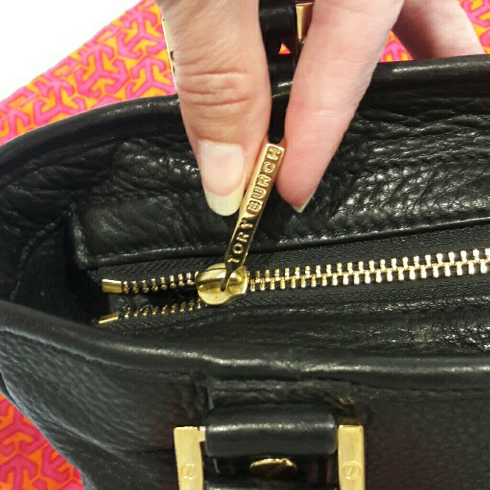 😍Authentic Tory Burch Amanda hobo black leather - Picture 5 of 8