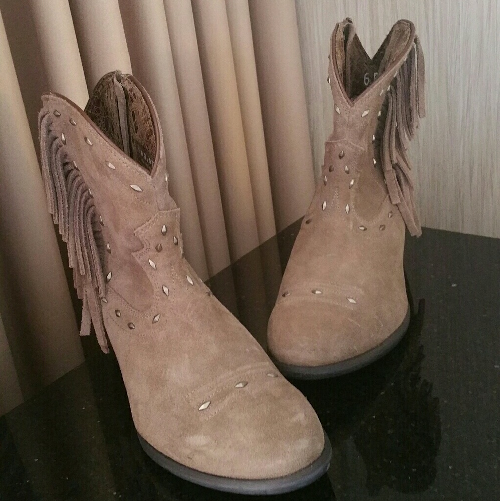 Studded ARIAT BOOTS with tassels NWOT
