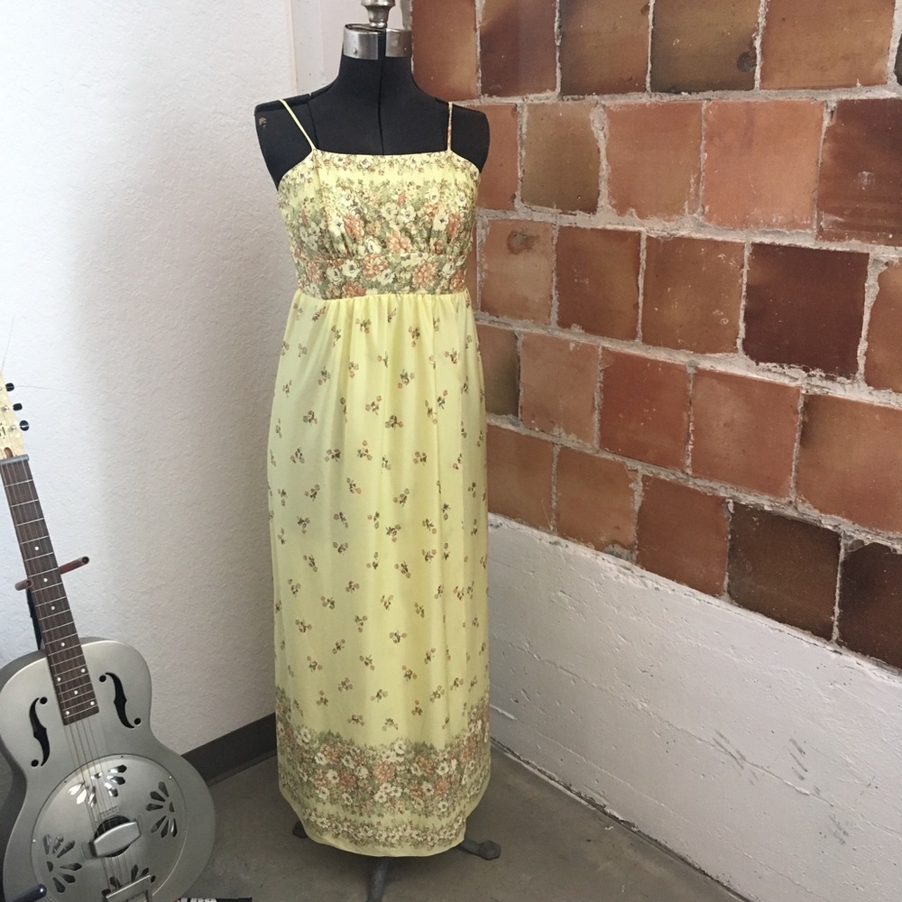 VINTAGE 70s floral maxi dress.
