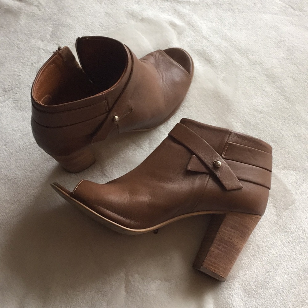 Steve Madden brown heeled booties
