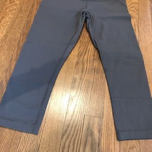 Lululemon size 6 wunder under crops