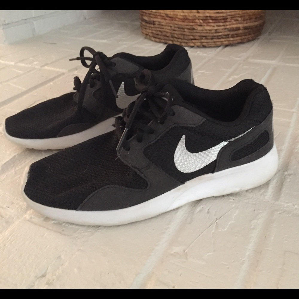 Nike women's tennis shoes