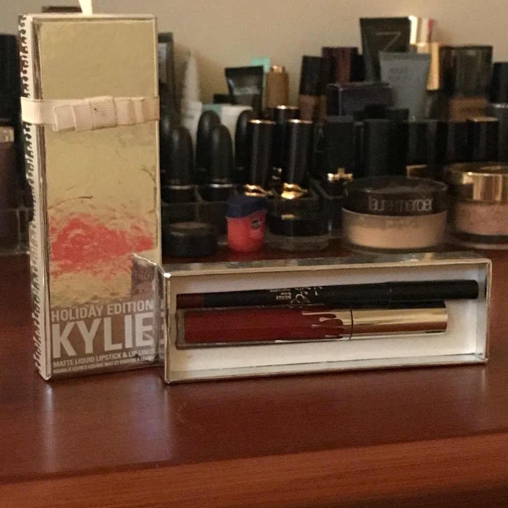 Kylie Cosmetics- lipkit in color Merry