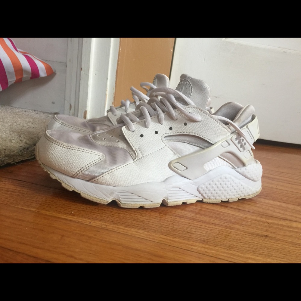 White nike shoes