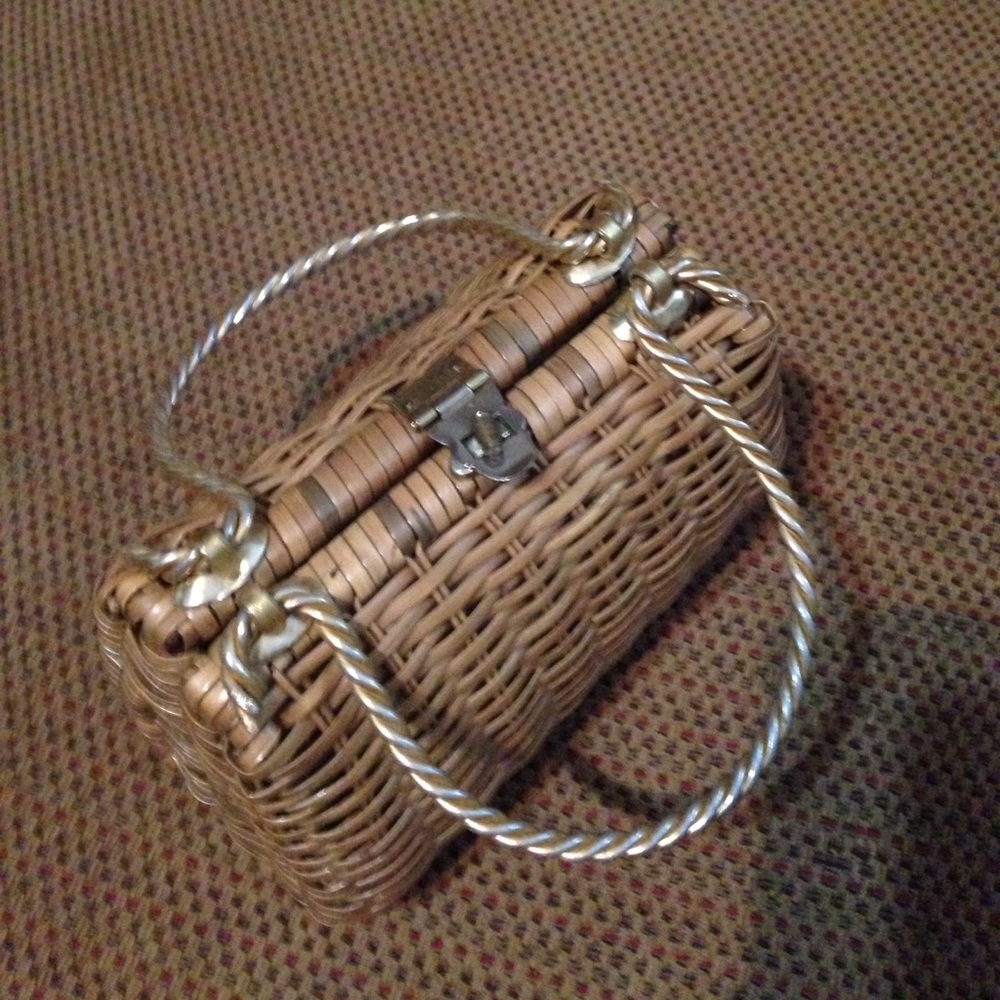 ~*UNBRANDED*~ Gold wicker purse