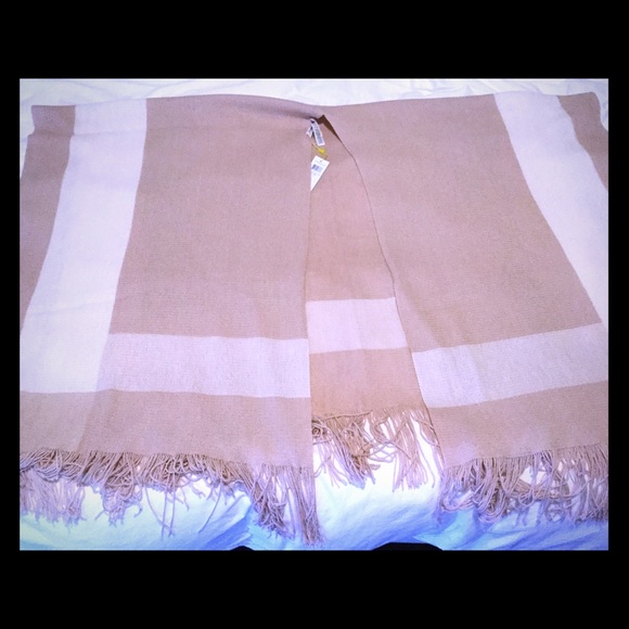 Poncho - Picture 3 of 3