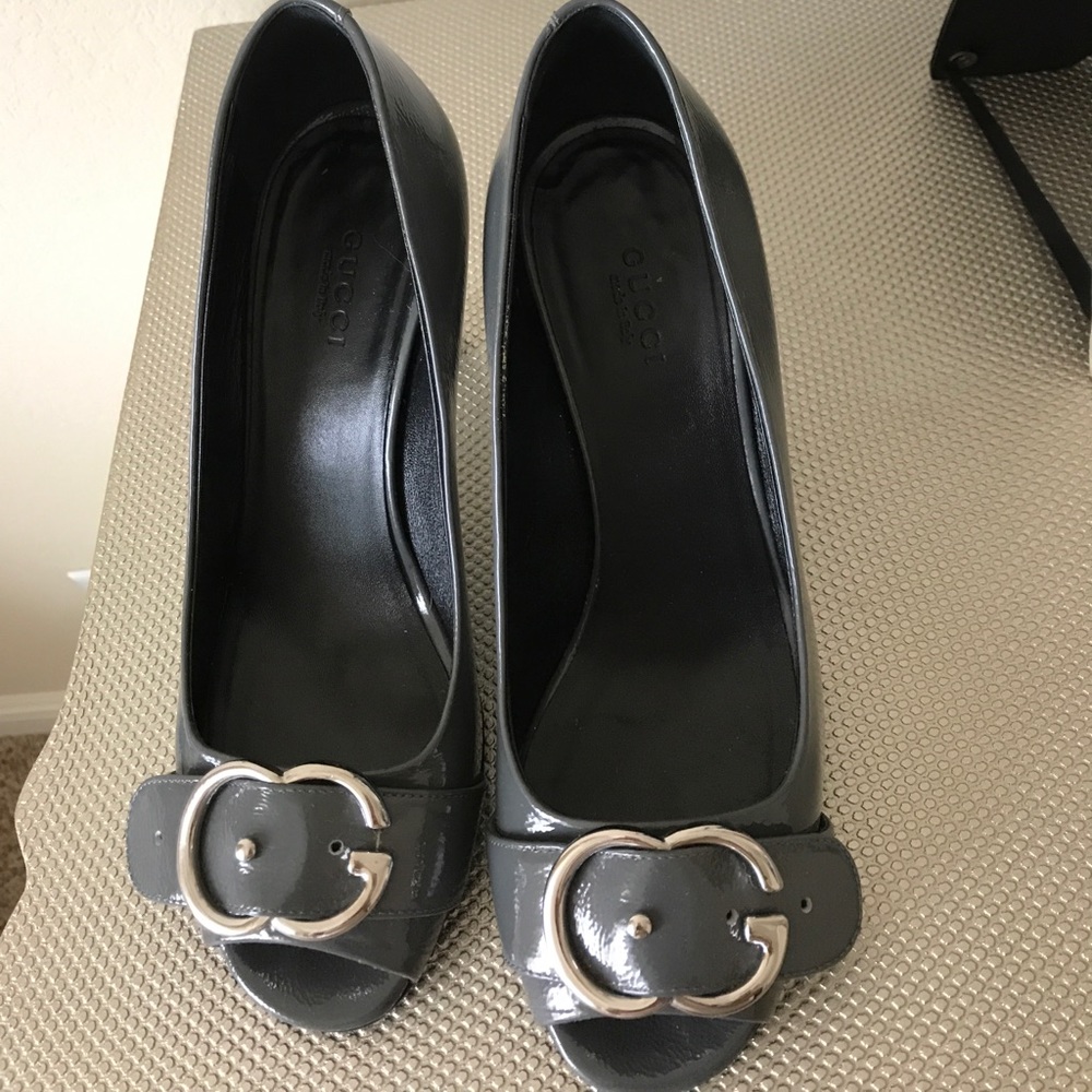 Gucci grey patent leather pumps