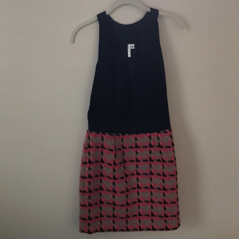 Couture sleeveless v neck dress