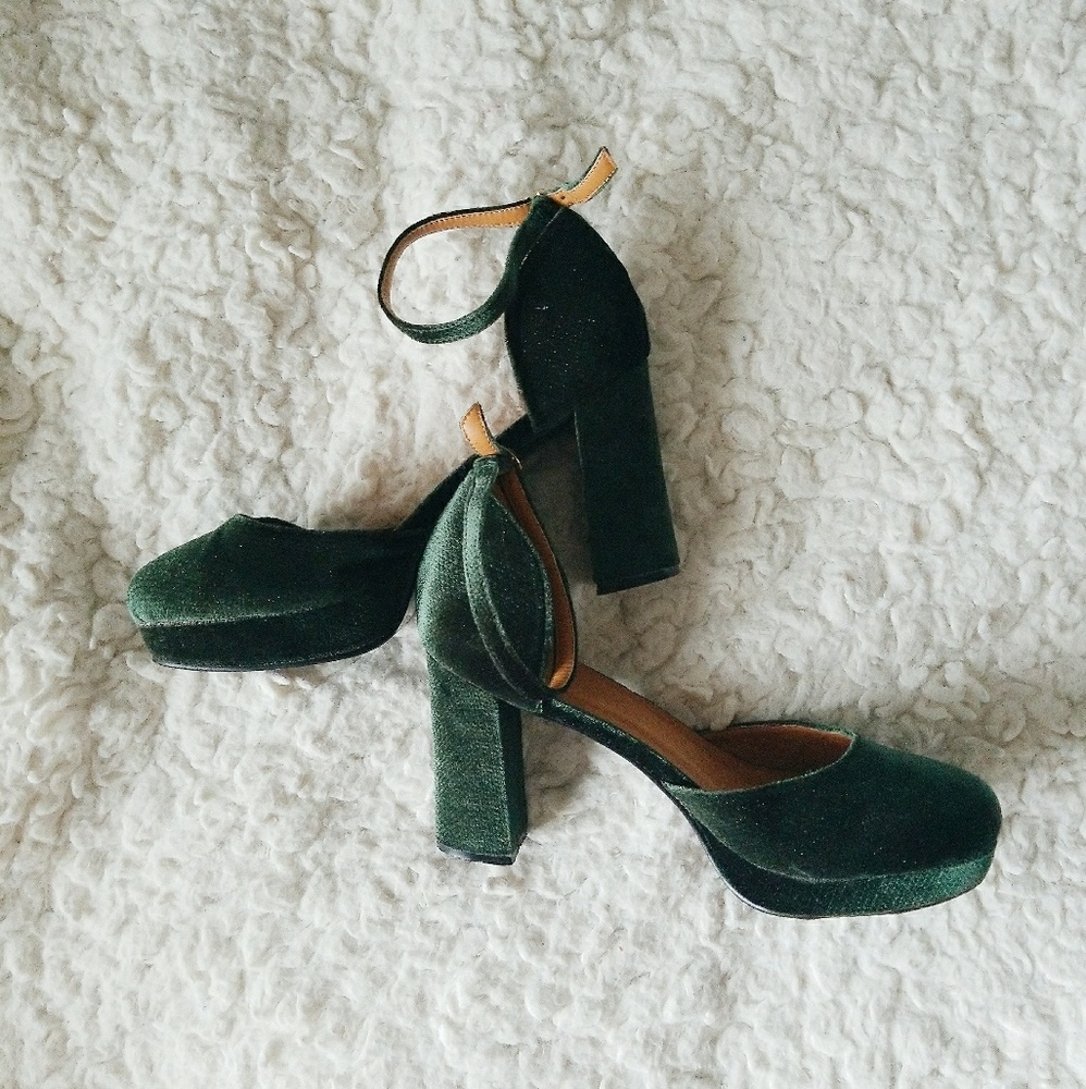 Modcloth N.y.l.a Velvet Green Heels w. Closed Toe