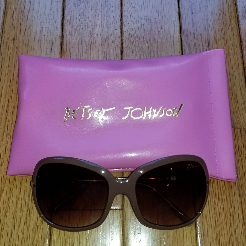 Betsey Johnson rectangular brown sunglasses