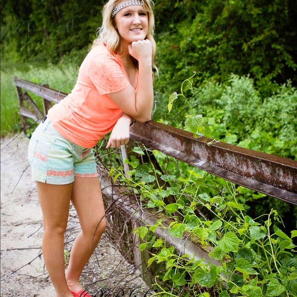 Meet your Posher, Adena - Picture 3 of 13