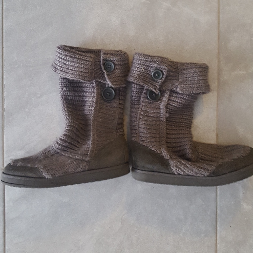 Grey/brown knit versatile boot with buttons
