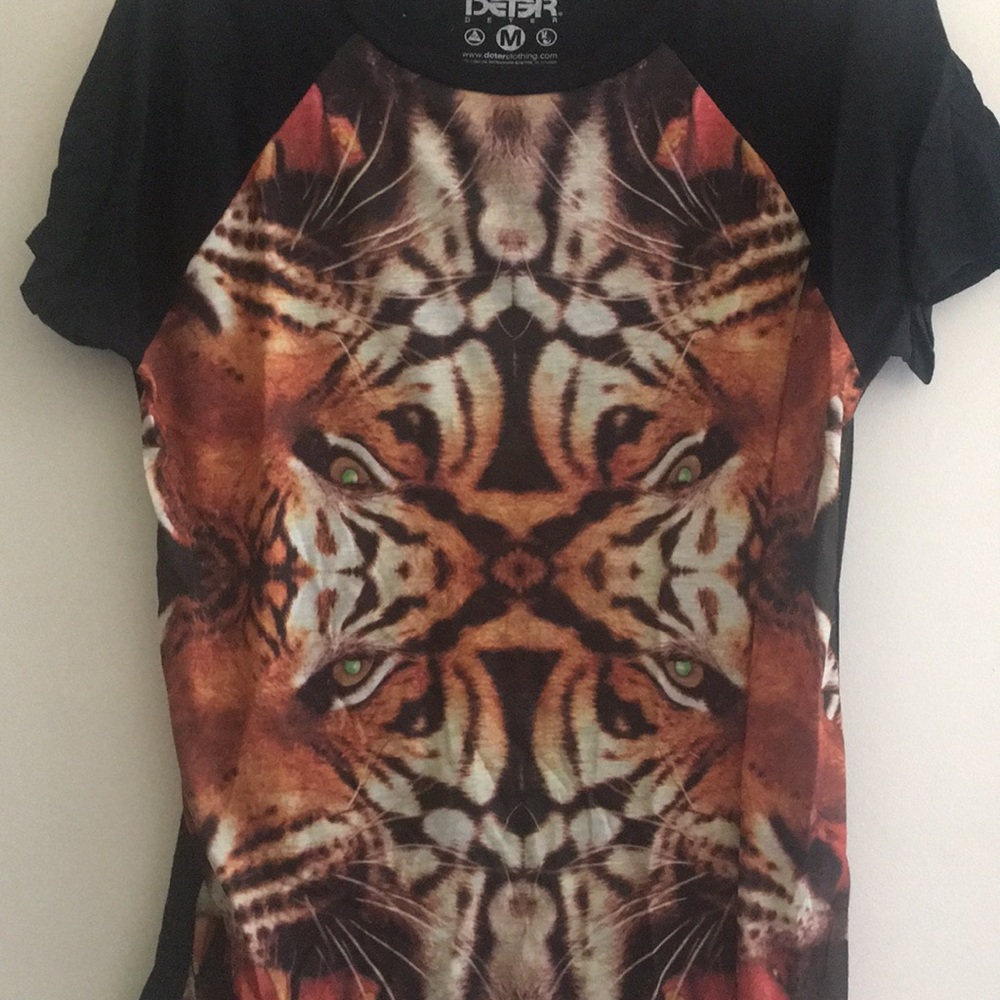 NWOT graphic tiger tee