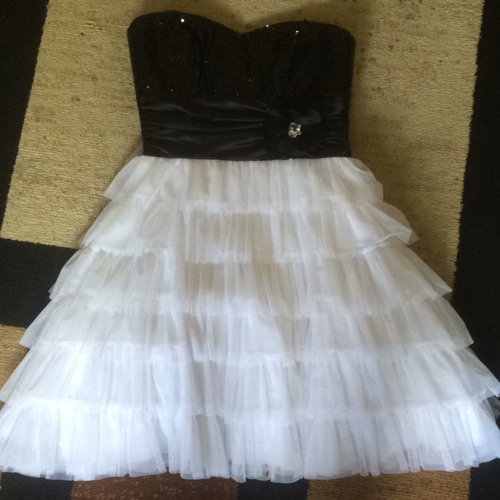 Short black and white dress