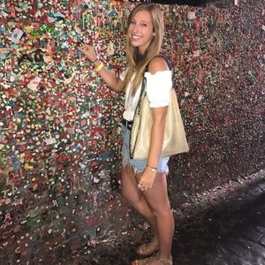 Meet your Posher, Danielle