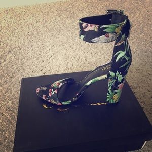 Multi color floral heels😍 SZ10