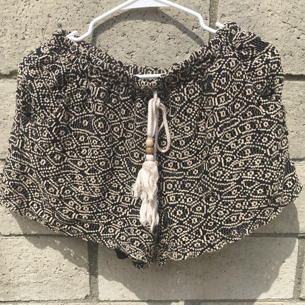 Black/ creme laced/ knitted shorts - Picture 2 of 3