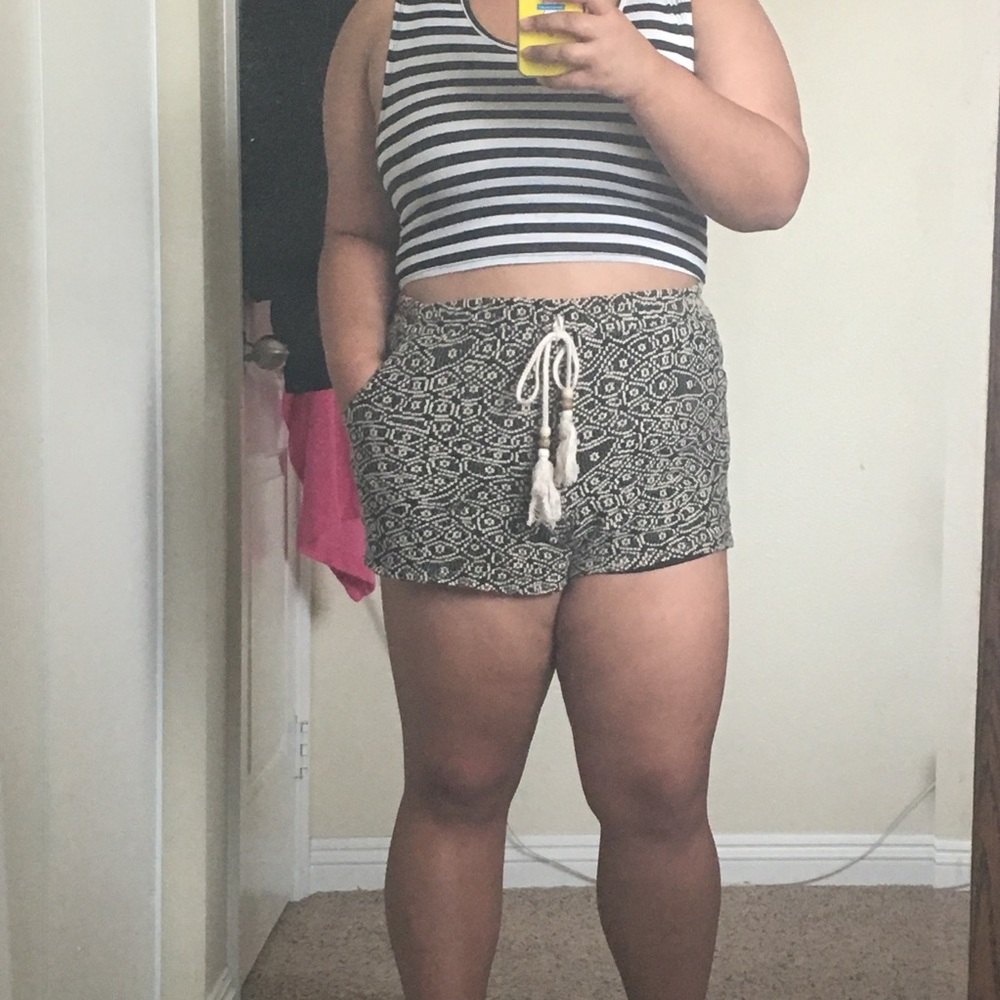 Black/ creme laced/ knitted shorts - Picture 3 of 3