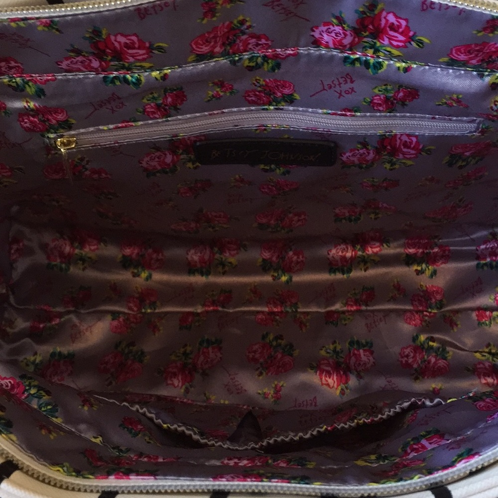 Betsey Johnson heart dip satchel w/ rose pouch - Picture 7 of 8