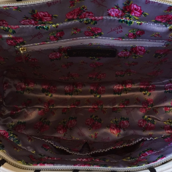 Betsey Johnson heart dip satchel w/ rose pouch - Picture 7 of 8