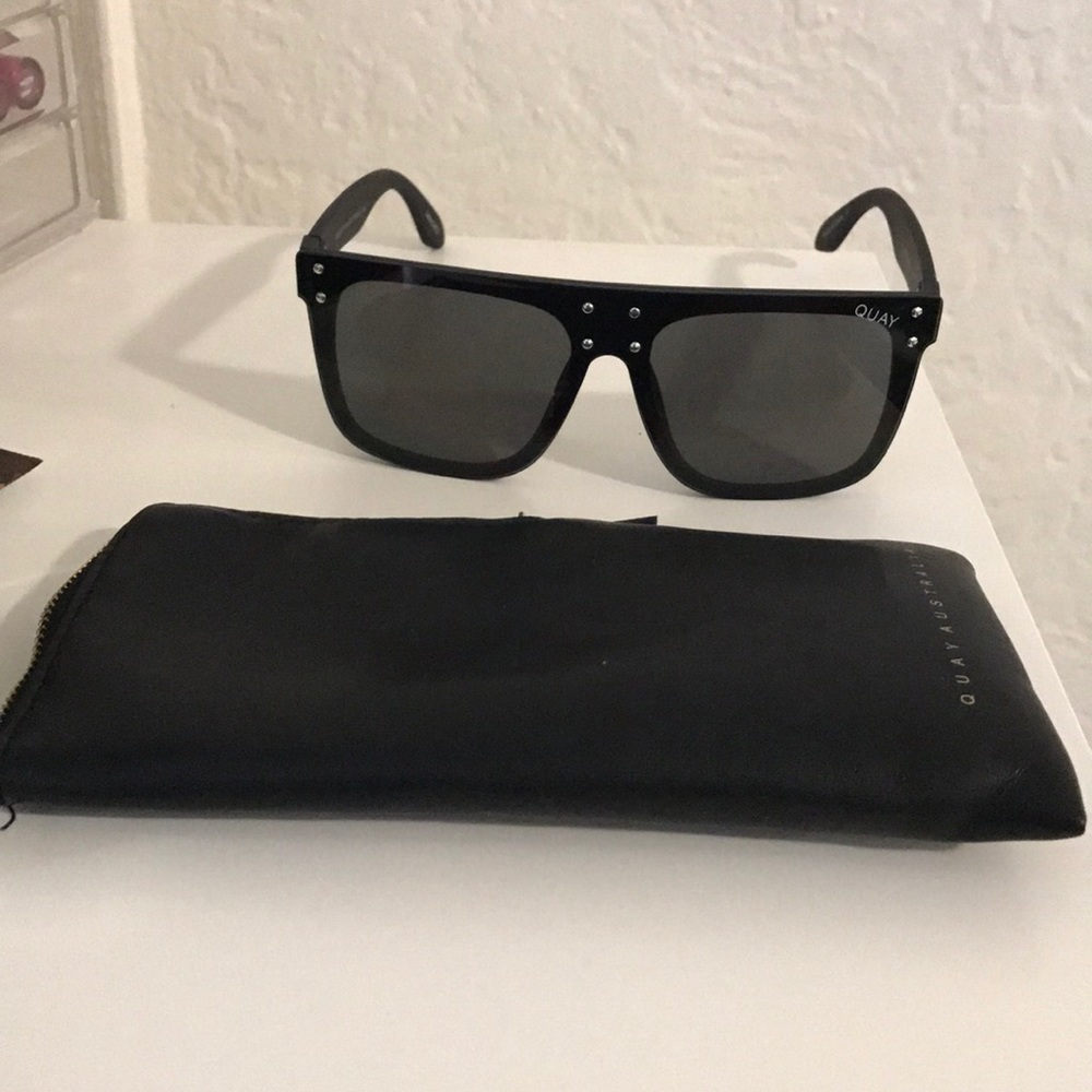 QuayXKylieJenner Hidden Hills Black Shades w/ case