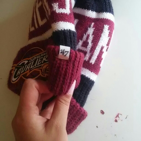 Cavaliers winter hat - Picture 2 of 3
