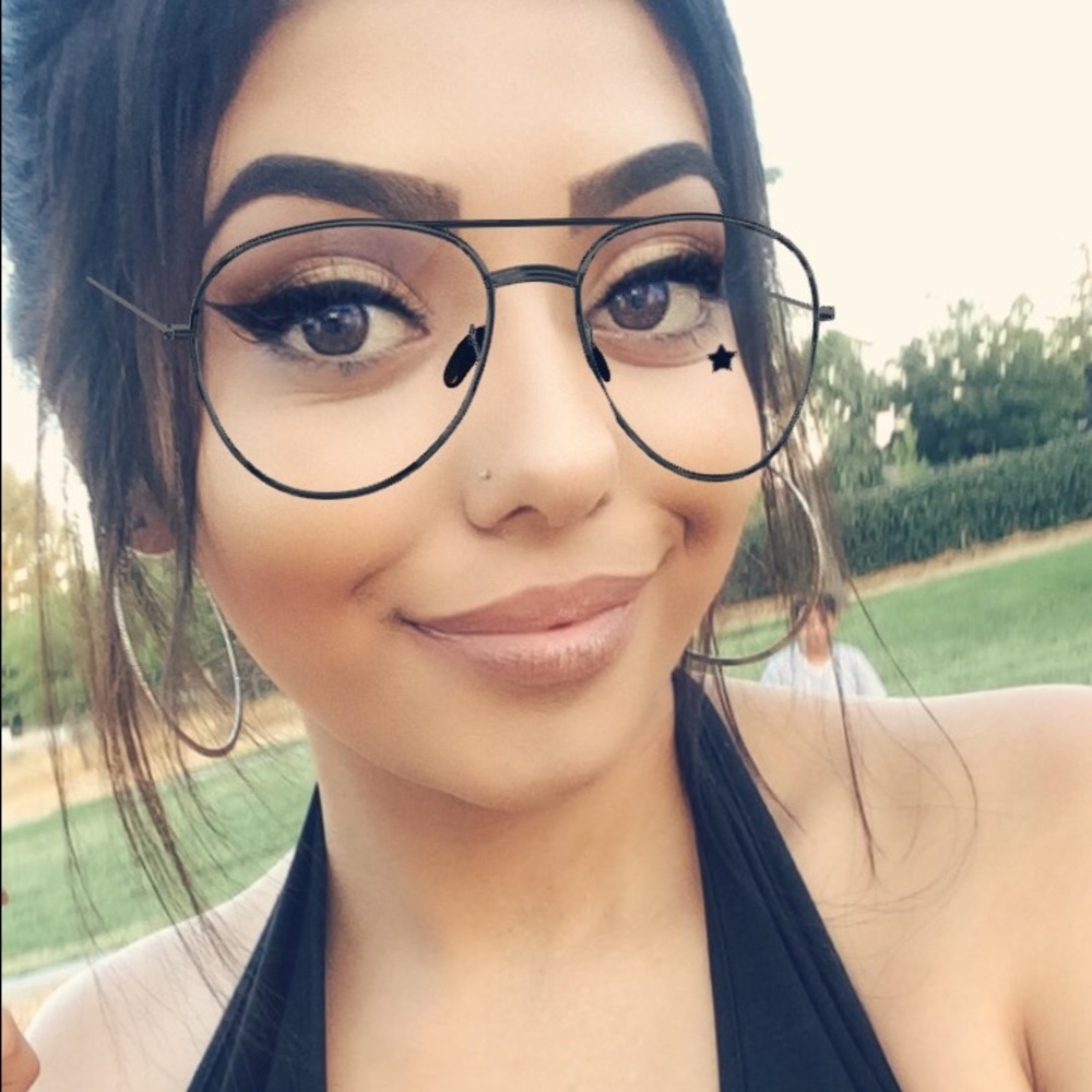 Meet your Posher, Mireya