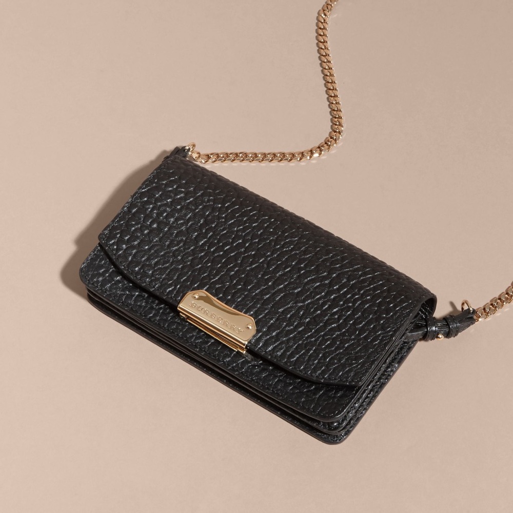 sold！Burberry Signature Grain Small Leather Clutch