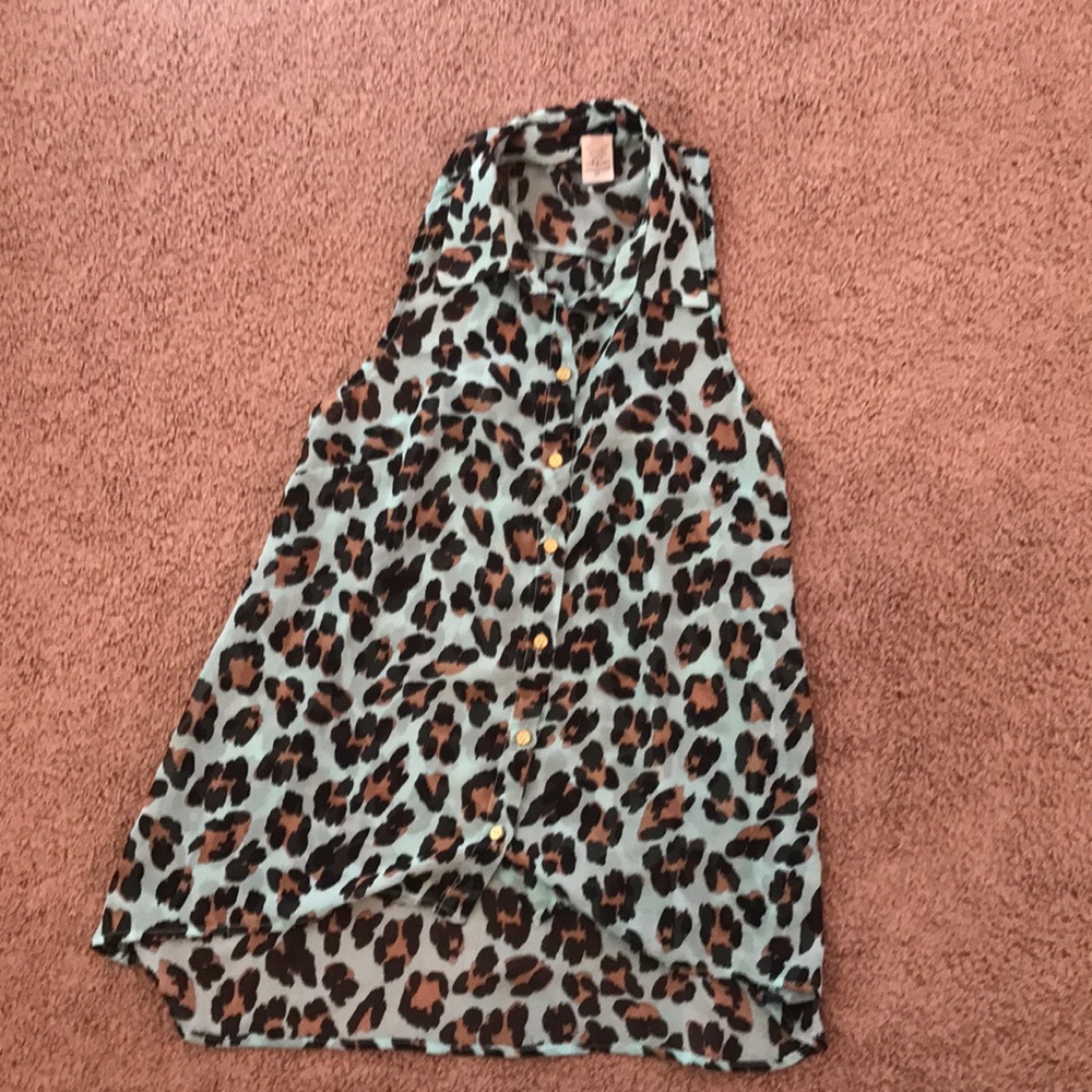 Leopard collared button up sleeveless blouse