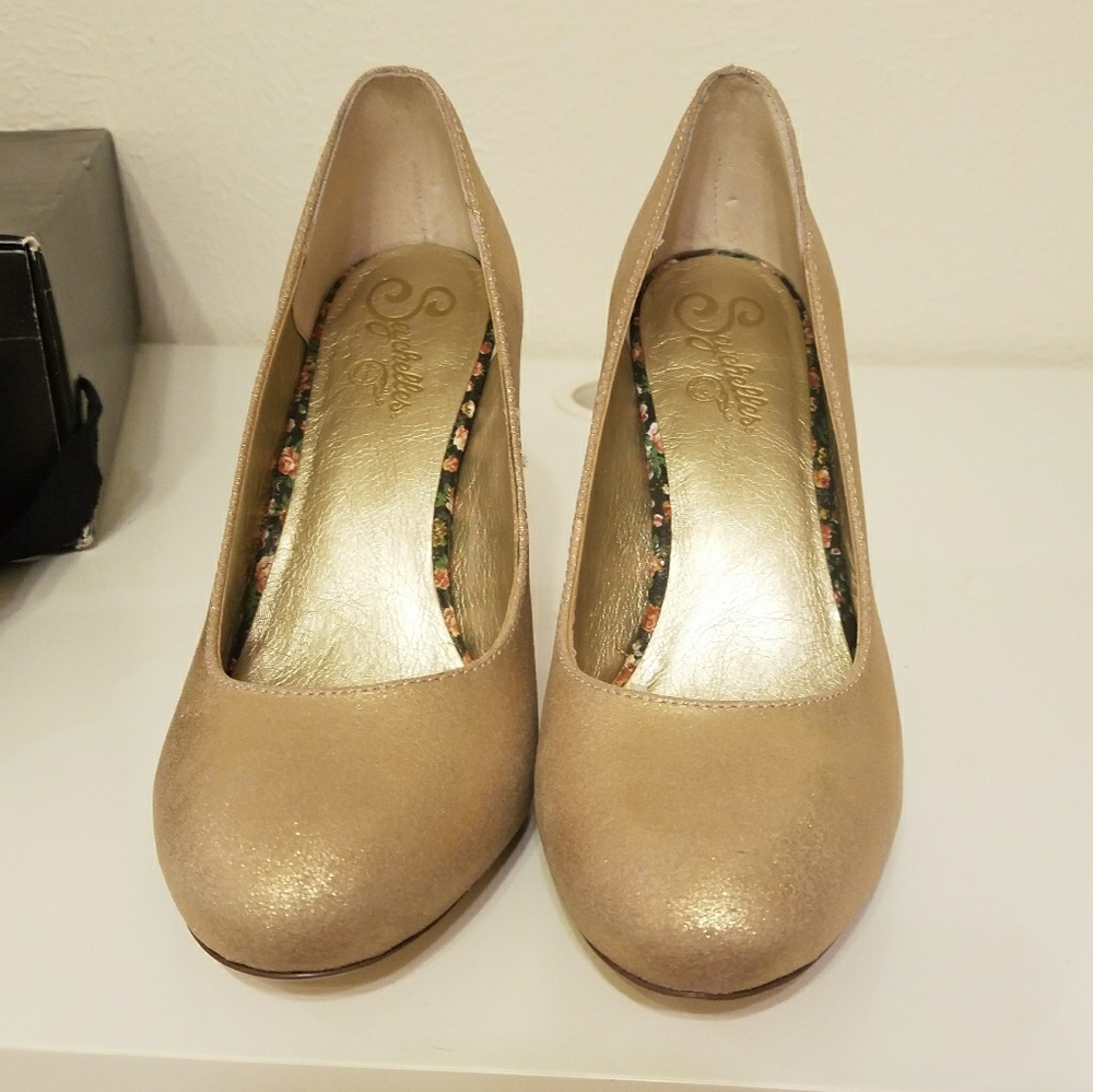 Seychelles Password Gold Pumps