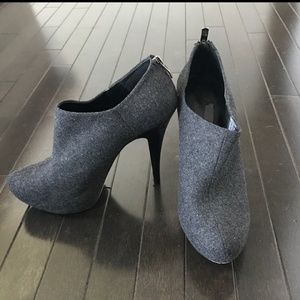 Vincent Camuto Grey booties