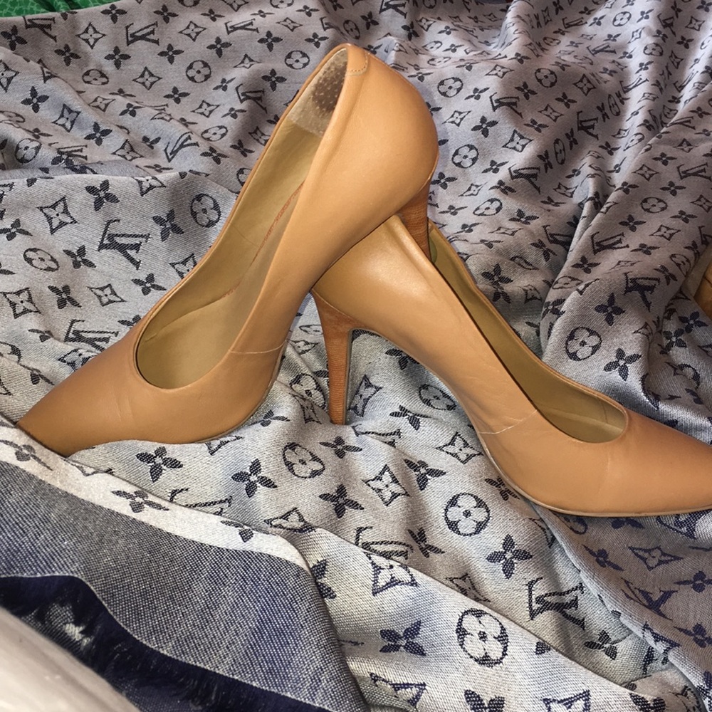 Nine West Nude Heels, size 7.5 Great condition!