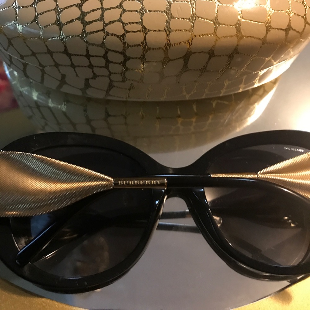 Burberry sunglasses 😎