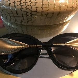 Burberry sunglasses 😎