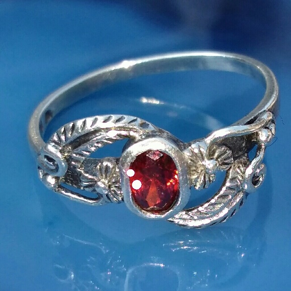 VINTAGE Sterling Silver Bezel Set Juicy Red NATURAL Gemstone Feather Detail Ring - Picture 2 of 8